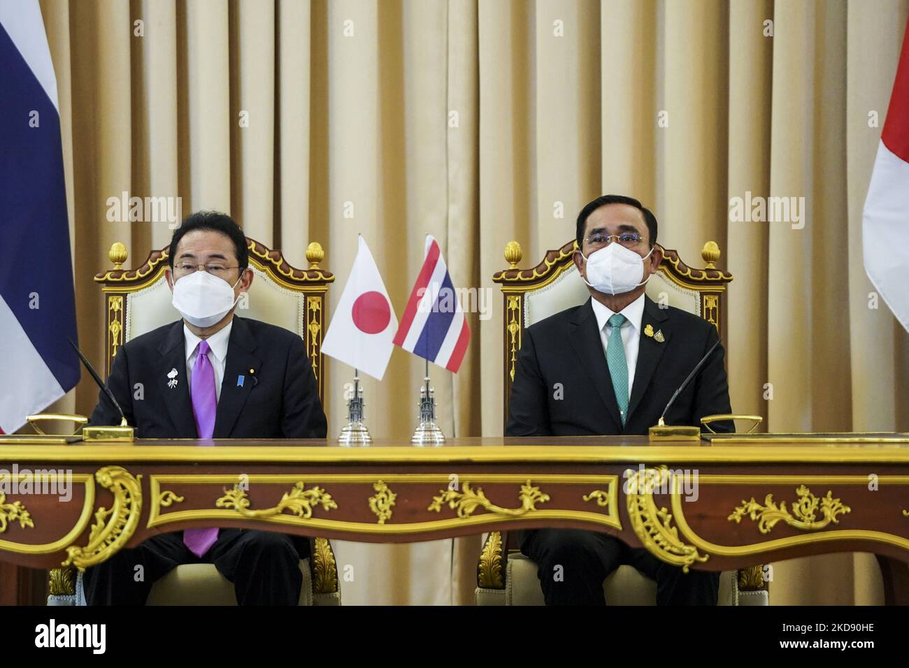 Il primo ministro giapponese Fumio Kishida e il primo ministro tailandese Prayut Chan-o-cha sono testimoni della firma di un memorandum of understanding (MOU) a Bangkok, Thailandia, 02 maggio 2022. (Foto di Anusak Laowilas/NurPhoto) Foto Stock