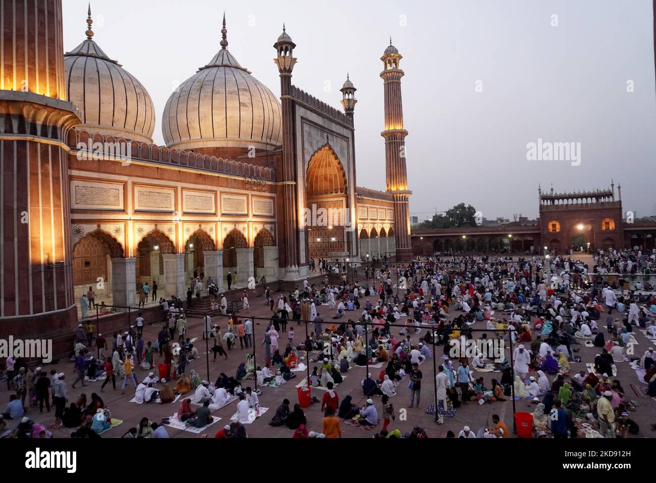 I musulmani mangiano i loro pasti di iftar (rompendo veloce) l'ultimo giorno del mese santo di digiuno di Ramadan, in anticipo di celebrare il festival di Eid-al-Fitr, alla Jama Masjid (grande moschea) nei vecchi quartieri di Delhi, India il 2 maggio 2022. (Foto di Mayank Makhija/NurPhoto) Foto Stock