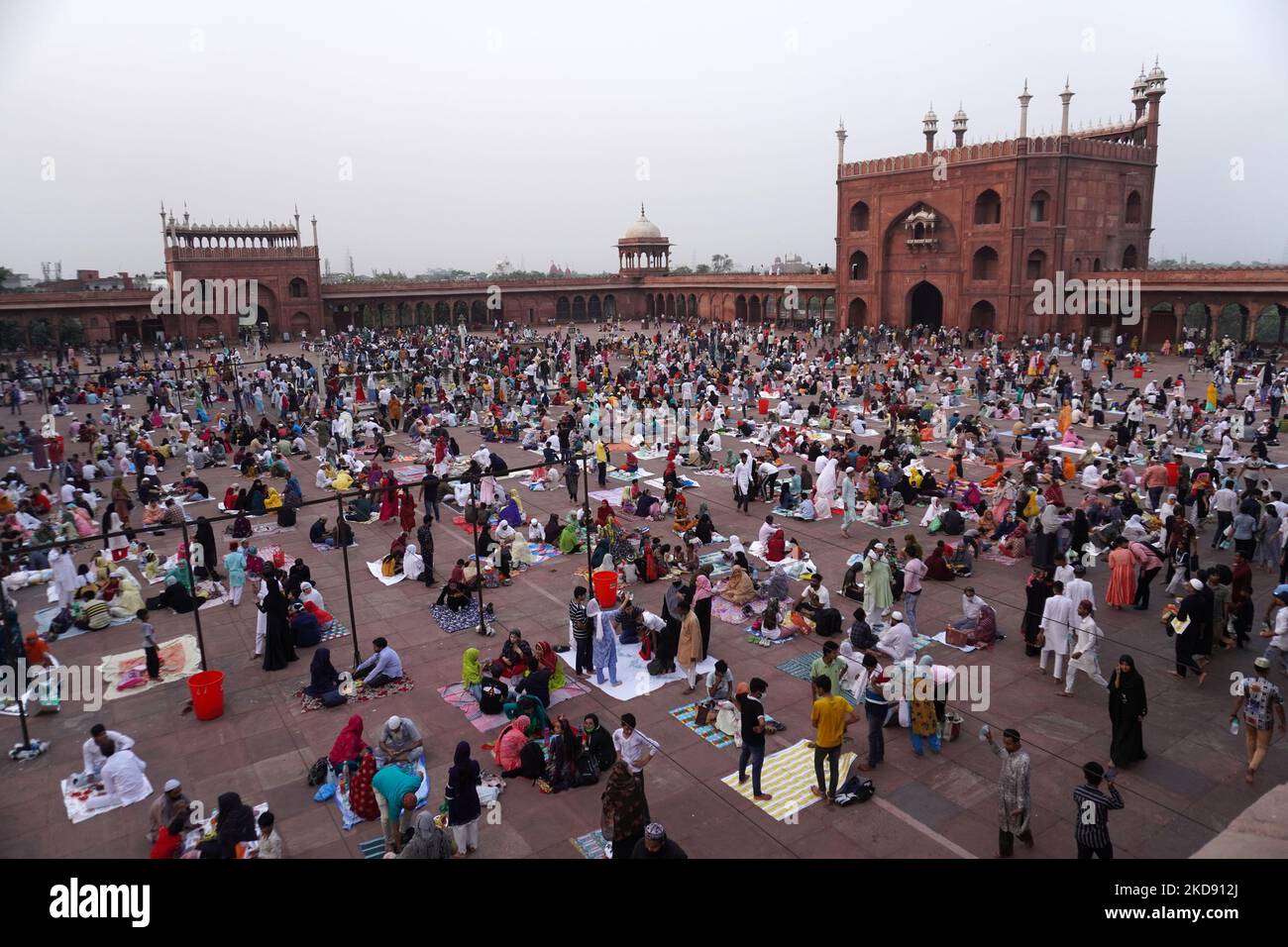 I musulmani mangiano i loro pasti di iftar (rompendo veloce) l'ultimo giorno del mese santo di digiuno di Ramadan, in anticipo di celebrare il festival di Eid-al-Fitr, alla Jama Masjid (grande moschea) nei vecchi quartieri di Delhi, India il 2 maggio 2022. (Foto di Mayank Makhija/NurPhoto) Foto Stock