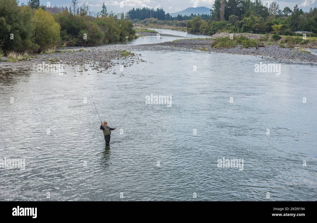 Un pescatore solista che tenta la fortuna per la trota arcobaleno sulla 'piscina ponte' sul fiume Tongariro Foto Stock