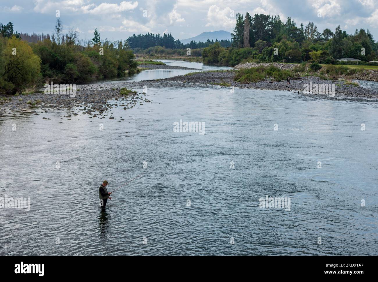 Un pescatore solista che tenta la fortuna per la trota arcobaleno sulla 'piscina ponte' sul fiume Tongariro Foto Stock