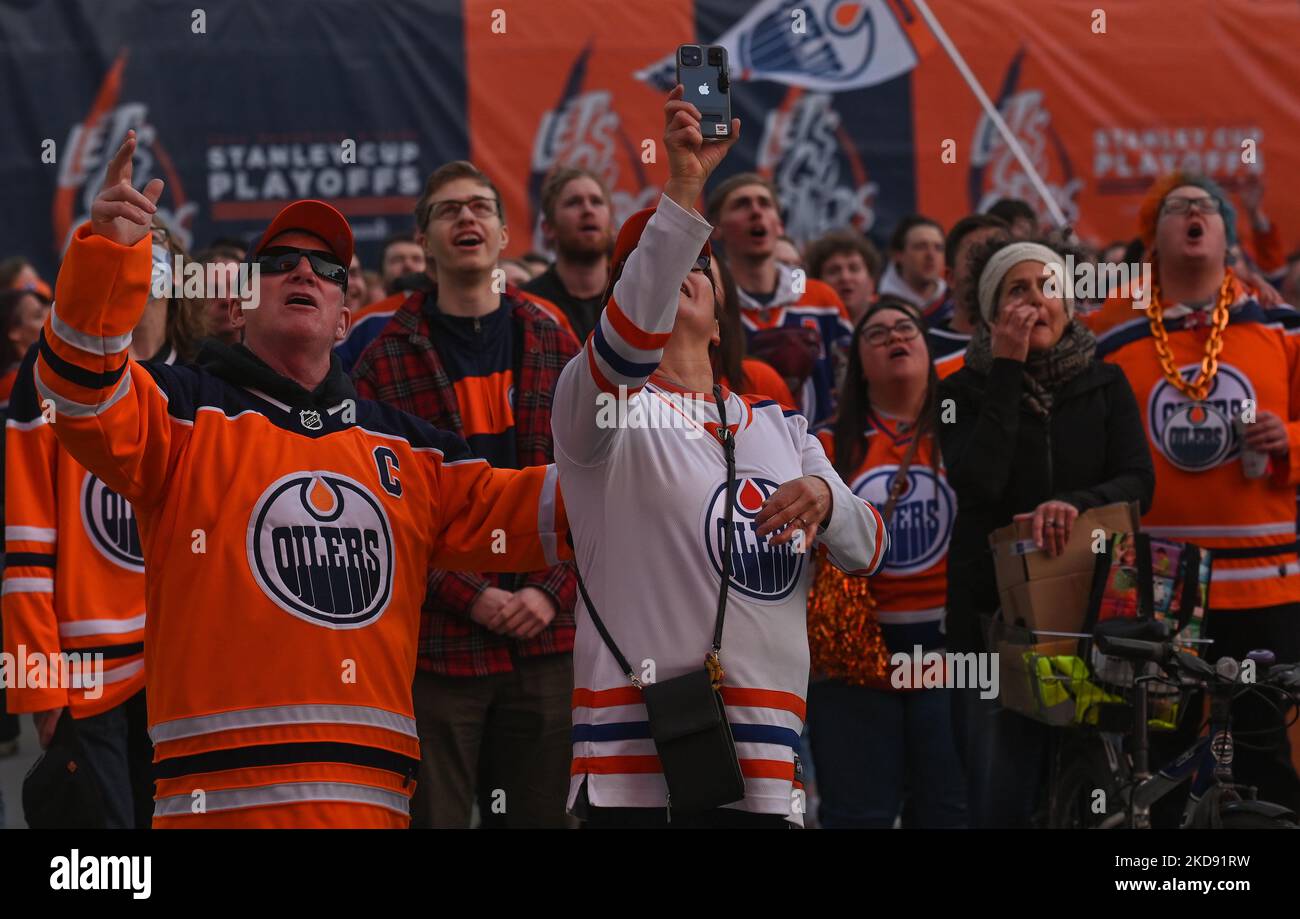I fan di Oilers guardano il gioco 1 dei playoff Edmonton Oillers vs Los Angeles Kings fuori da Rogers Place, nel centro di Edmonton. Centinaia di fan di Edmonton Oilers si sono riuniti nell'Ice District Plaza lunedì sera per celebrare la prima partita degli Oilers nei playoff della Stanley Cup 2022. Lunedì 2 maggio 2022, a Edmonton, Alberta, Canada. (Foto di Artur Widak/NurPhoto) Foto Stock