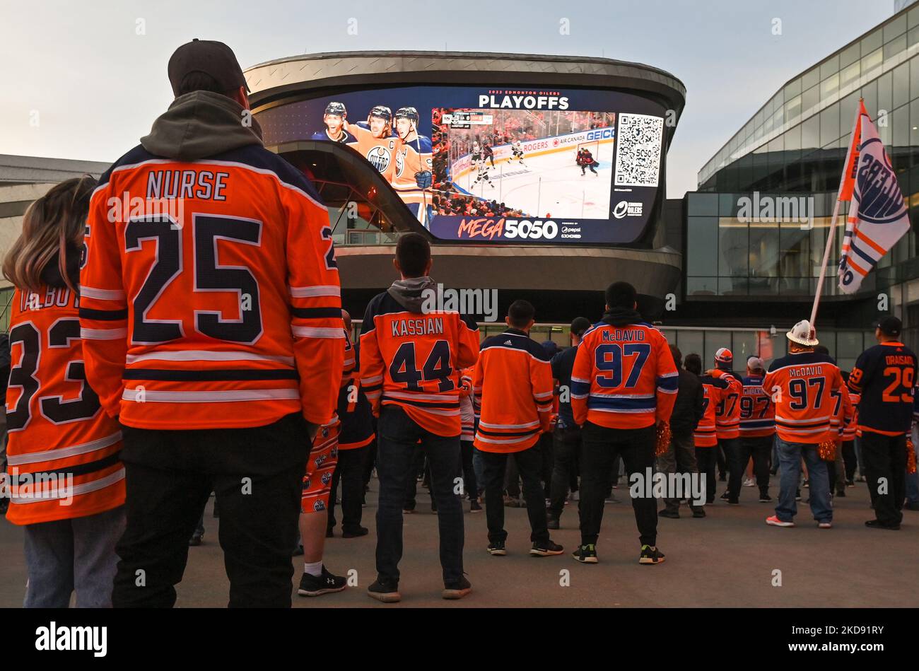 I fan di Oilers guardano il gioco 1 dei playoff Edmonton Oillers vs Los Angeles Kings fuori da Rogers Place, nel centro di Edmonton. Centinaia di fan di Edmonton Oilers si sono riuniti nell'Ice District Plaza lunedì sera per celebrare la prima partita degli Oilers nei playoff della Stanley Cup 2022. Lunedì 2 maggio 2022, a Edmonton, Alberta, Canada. (Foto di Artur Widak/NurPhoto) Foto Stock