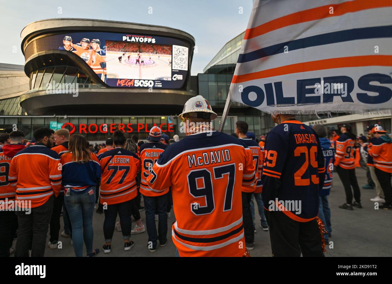 I fan di Oilers guardano il gioco 1 dei playoff Edmonton Oillers vs Los Angeles Kings fuori da Rogers Place, nel centro di Edmonton. Centinaia di fan di Edmonton Oilers si sono riuniti nell'Ice District Plaza lunedì sera per celebrare la prima partita degli Oilers nei playoff della Stanley Cup 2022. Lunedì 2 maggio 2022, a Edmonton, Alberta, Canada. (Foto di Artur Widak/NurPhoto) Foto Stock