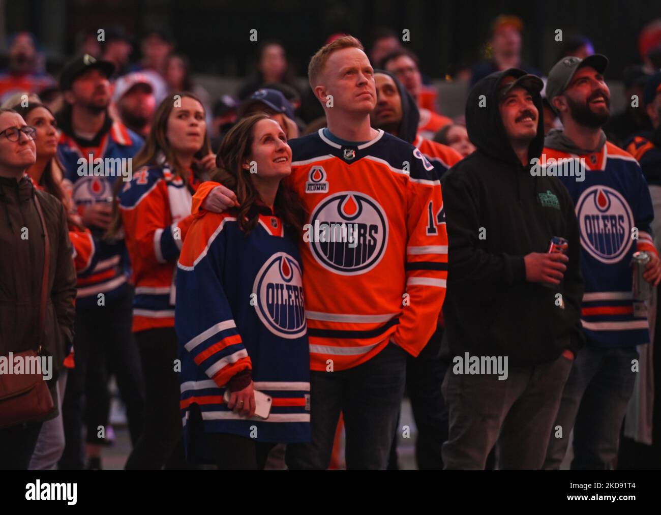 I fan di Oilers guardano il gioco 1 dei playoff Edmonton Oillers vs Los Angeles Kings fuori da Rogers Place, nel centro di Edmonton. Centinaia di fan di Edmonton Oilers si sono riuniti nell'Ice District Plaza lunedì sera per celebrare la prima partita degli Oilers nei playoff della Stanley Cup 2022. Lunedì 2 maggio 2022, a Edmonton, Alberta, Canada. (Foto di Artur Widak/NurPhoto) Foto Stock