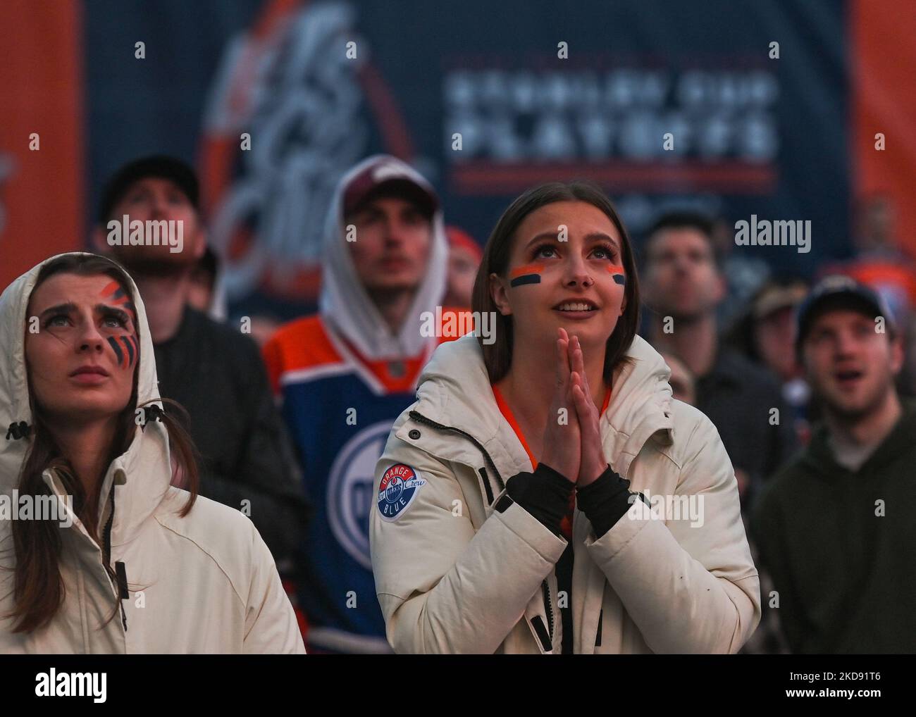 I fan di Oilers guardano il gioco 1 dei playoff Edmonton Oillers vs Los Angeles Kings fuori da Rogers Place, nel centro di Edmonton. Centinaia di fan di Edmonton Oilers si sono riuniti nell'Ice District Plaza lunedì sera per celebrare la prima partita degli Oilers nei playoff della Stanley Cup 2022. Lunedì 2 maggio 2022, a Edmonton, Alberta, Canada. (Foto di Artur Widak/NurPhoto) Foto Stock