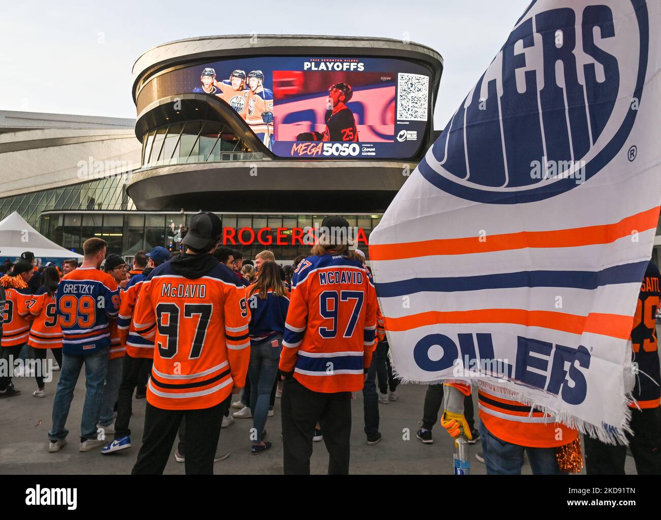 I fan di Oilers guardano il gioco 1 dei playoff Edmonton Oillers vs Los Angeles Kings fuori da Rogers Place, nel centro di Edmonton. Centinaia di fan di Edmonton Oilers si sono riuniti nell'Ice District Plaza lunedì sera per celebrare la prima partita degli Oilers nei playoff della Stanley Cup 2022. Lunedì 2 maggio 2022, a Edmonton, Alberta, Canada. (Foto di Artur Widak/NurPhoto) Foto Stock