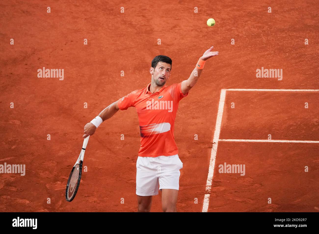 Novak Djokovic di Serbia gioca contro Gael Monfils di Francia durante il loro 2022 ATP Tour Madrid Open tennis torneo singolo partita al Caja Magica di Madrid il 3 maggio 2022. Spagna (Foto di Oscar Gonzalez/NurPhoto) Foto Stock