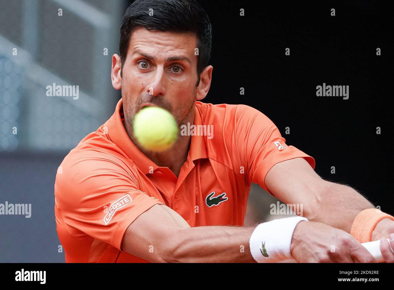 Novak Djokovic di Serbia gioca contro Gael Monfils di Francia durante il loro 2022 ATP Tour Madrid Open tennis torneo singolo partita al Caja Magica di Madrid il 3 maggio 2022. Spagna (Foto di Oscar Gonzalez/NurPhoto) Foto Stock