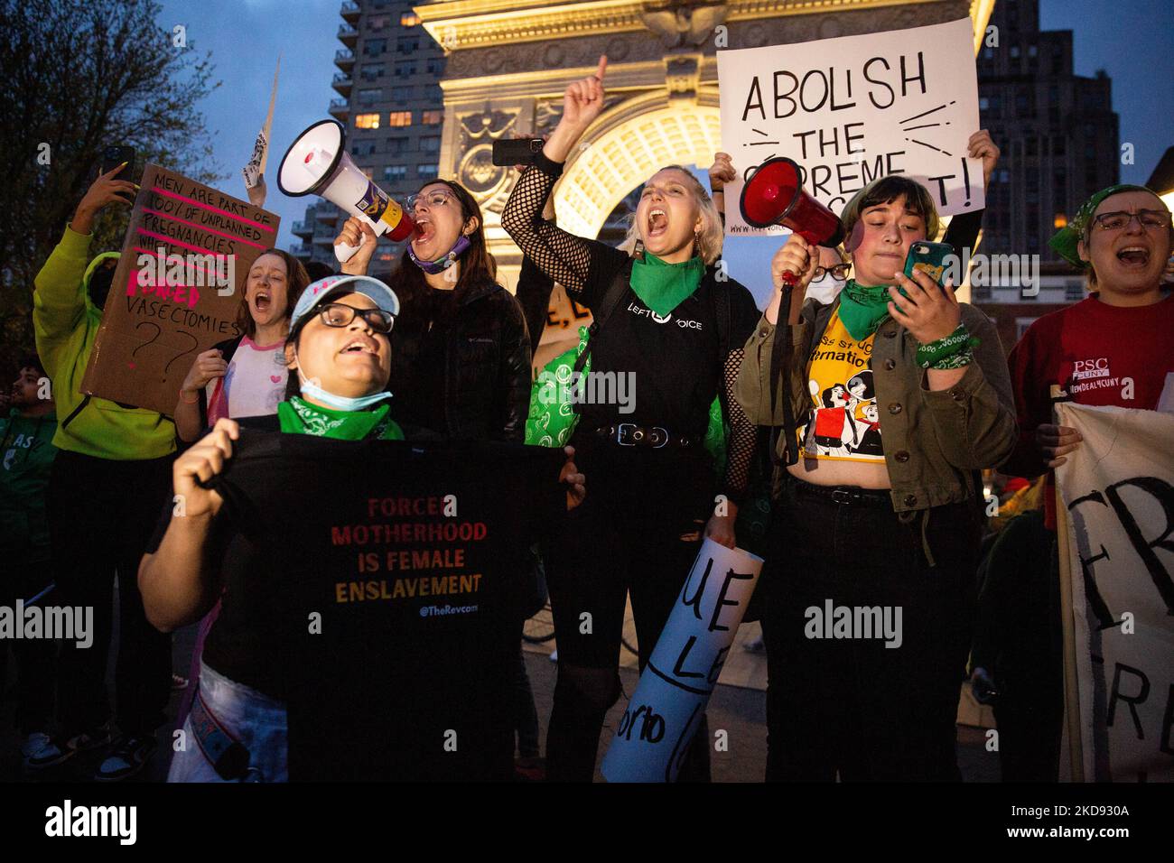 Migliaia di manifestanti dei diritti all'aborto si sono radunati a Foley Square a New York il 3 maggio 2022, in seguito marciando a Washington Square Park, denunciando il progetto di parere trapelato scritto dalla Corte Suprema Samuel Alito che suggerisce che Roe contro Wade sarà abbattuto nei prossimi mesi. (Foto di Karla Ann Cote/NurPhoto) Foto Stock