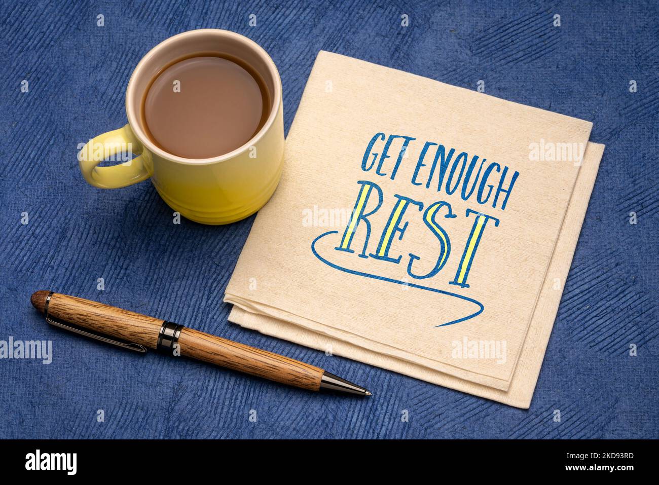 Ottenga abbastanza resto - scrittura a mano su un tovagliolo con una tazza di caffè, distendasi e destress Foto Stock