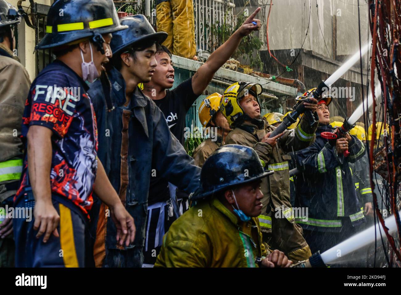 I vigili del fuoco rispondono a un incendio che colpisce l'area residenziale di Manila, Filippine, il 4 maggio 2022. Il 4th maggio è la celebrazione della Giornata Internazionale dei Vigili del fuoco. (Foto di Ryan Eduard Benaid/NurPhoto) Foto Stock