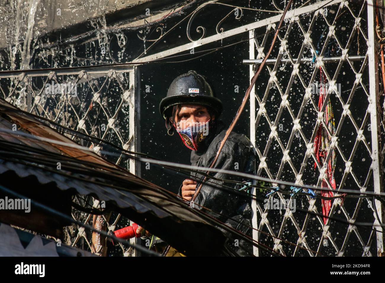 I vigili del fuoco rispondono a un incendio che colpisce l'area residenziale di Manila, Filippine, il 4 maggio 2022. Il 4th maggio è la celebrazione della Giornata Internazionale dei Vigili del fuoco. (Foto di Ryan Eduard Benaid/NurPhoto) Foto Stock