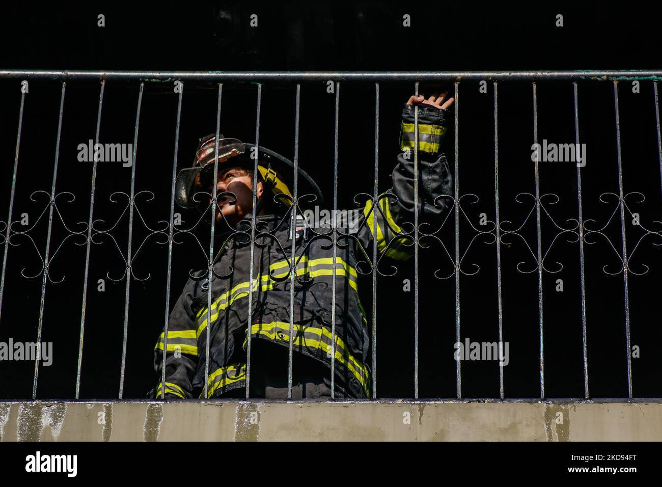 I vigili del fuoco rispondono a un incendio che colpisce l'area residenziale di Manila, Filippine, il 4 maggio 2022. Il 4th maggio è la celebrazione della Giornata Internazionale dei Vigili del fuoco. (Foto di Ryan Eduard Benaid/NurPhoto) Foto Stock