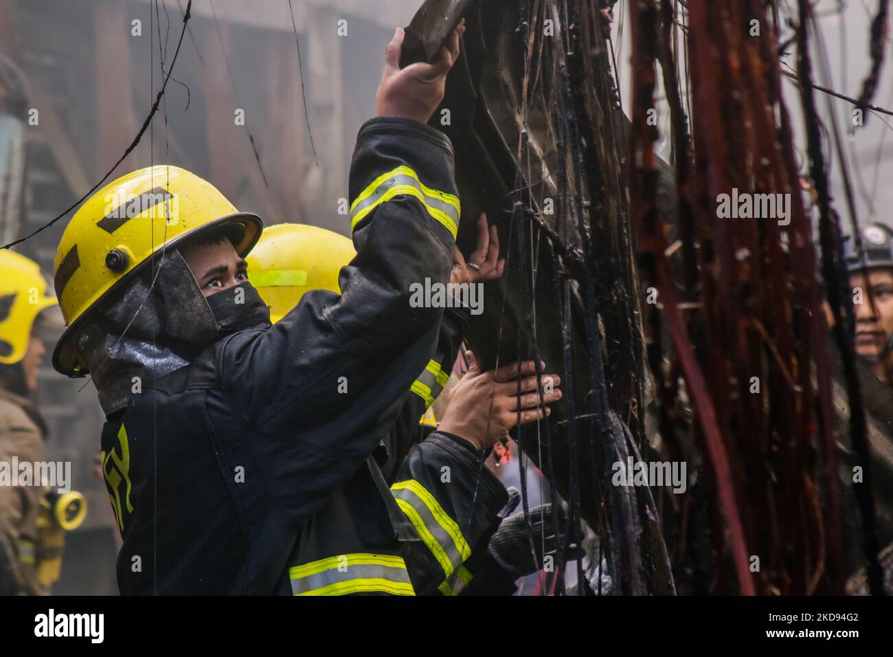 I vigili del fuoco rispondono a un incendio che colpisce l'area residenziale di Manila, Filippine, il 4 maggio 2022. Il 4th maggio è la celebrazione della Giornata Internazionale dei Vigili del fuoco. (Foto di Ryan Eduard Benaid/NurPhoto) Foto Stock