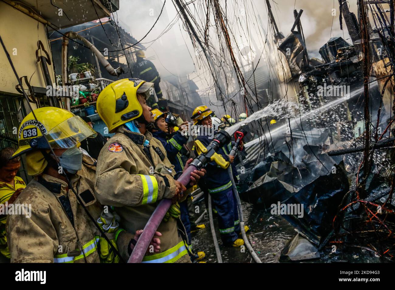 I vigili del fuoco rispondono a un incendio che colpisce l'area residenziale di Manila, Filippine, il 4 maggio 2022. Il 4th maggio è la celebrazione della Giornata Internazionale dei Vigili del fuoco. (Foto di Ryan Eduard Benaid/NurPhoto) Foto Stock
