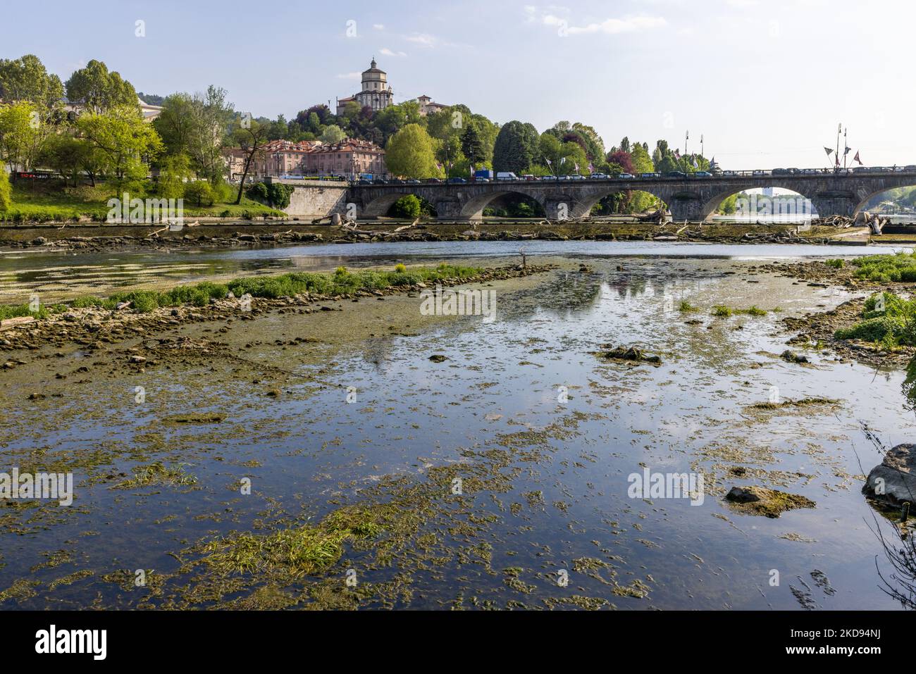 L'apertura delle dighe per consentire la pulizia del po dall'accumulo di alghe nella zona centrale di Torino crea una situazione irreale con il fiume quasi completamente asciutto. La carenza d'acqua del po non fu mitigata dalle prime deboli piogge primaverili. Dopo un periodo di siccità costante, il fiume po e il suo bacino hanno una portata d'acqua inferiore alla metà del normale. Le previsioni a lungo termine non indicano che a breve termine il tempo cambierà con le precipitazioni persistenti. La siccità non è un fenomeno insolito, ma la frequenza con cui si ripresenta negli ultimi anni è Foto Stock