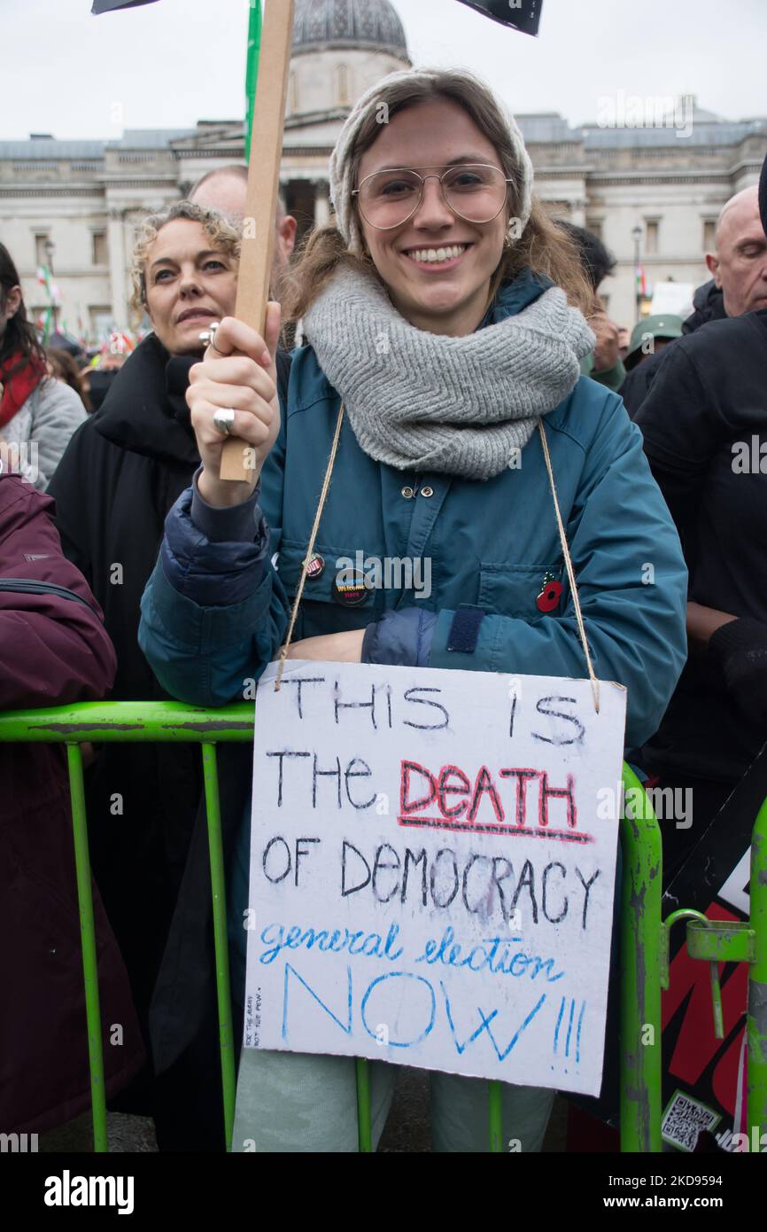 Trafalgar Square, Londra, Regno Unito. 5th novembre 2022. Migliaia di persone si radunano in Trafalgar Square da ogni parte della vita, l'Unione e la classe operaia e i sostenitori si uniscono alla dimostrazione nazionale chiedono ora un'elezione generale a Londra, Regno Unito. Foto Stock