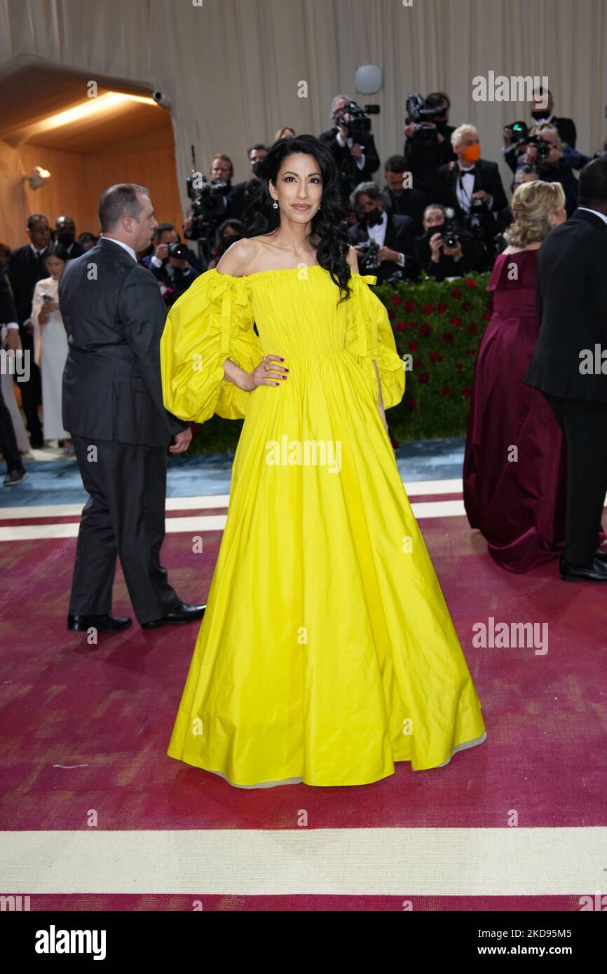 NEW YORK, NEW YORK - Maggio 02: Huma Abedin partecipa al Met Gala 2022 che celebra 'in America: Un'antologia della Moda' al Metropolitan Museum of Art il 02 maggio 2022 a New York City. (Foto di John Nacion/NurPhoto) Foto Stock