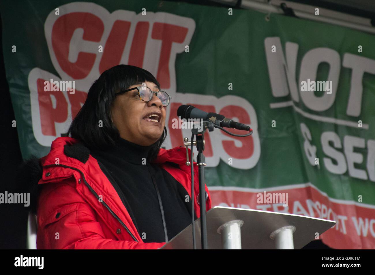 Trafalgar Square, Londra, Regno Unito. 5th novembre 2022. Il portavoce Diane Abbott MP si raduna a Trafalgar Square da tutte le parti della vita, le persone e i sostenitori dell'Unione e della classe operaia si uniscono alla dimostrazione nazionale e chiedono ora un'elezione generale a Londra, Regno Unito. Foto Stock