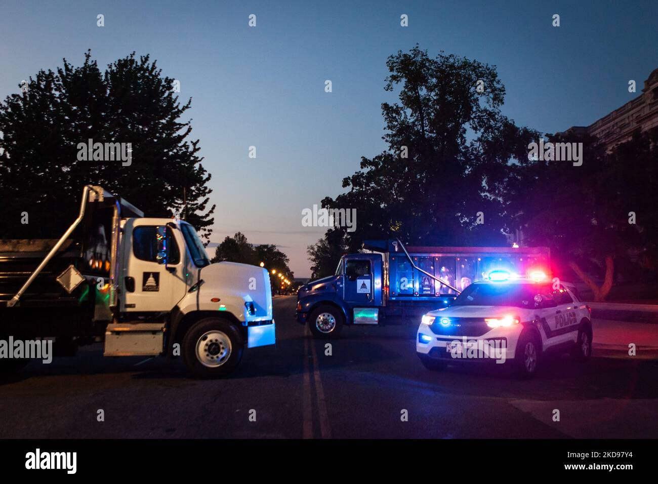 Una macchina della polizia e due camion pesanti bloccano la sezione di 1st Street che corre di fronte alla Corte Suprema. A partire da martedì 3 maggio, la strada è chiusa a tempo indeterminato, in previsione di continue proteste per la possibile inversione di Roe contro Wade. Lunedì 1 maggio, politico ha riferito che i giudici hanno votato per ribaltare Roe contro Wade in un progetto di parere per il caso Dobbs contro JWHO. La Jackson Women’s Health Organization sta sfidando il divieto del Mississippi di aborto dopo 15 settimane, prima della vitalità fetale, che è stato lo standard dalla decisione Roe. (Foto di Allison Bailey/NurPhoto) Foto Stock