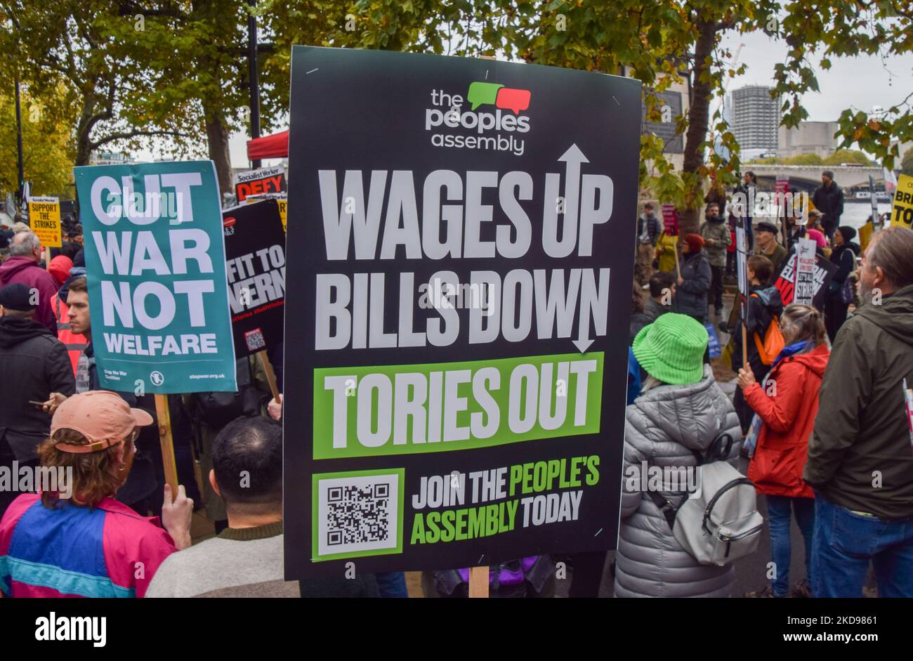 Londra, Regno Unito. 05th Nov 2022. Durante la dimostrazione al Victoria Embankment si vede il cartello "salario, bollette, Tories out". Migliaia di persone di vari gruppi hanno partecipato all'Assemblea popolare la Gran Bretagna è rotta attraverso Central London chiedendo elezioni generali, la fine della regola della Toria, e l'azione sul costo della vita e la crisi climatica. (Foto di Vuk Valcic/SOPA Images/Sipa USA) Credit: Sipa USA/Alamy Live News Foto Stock