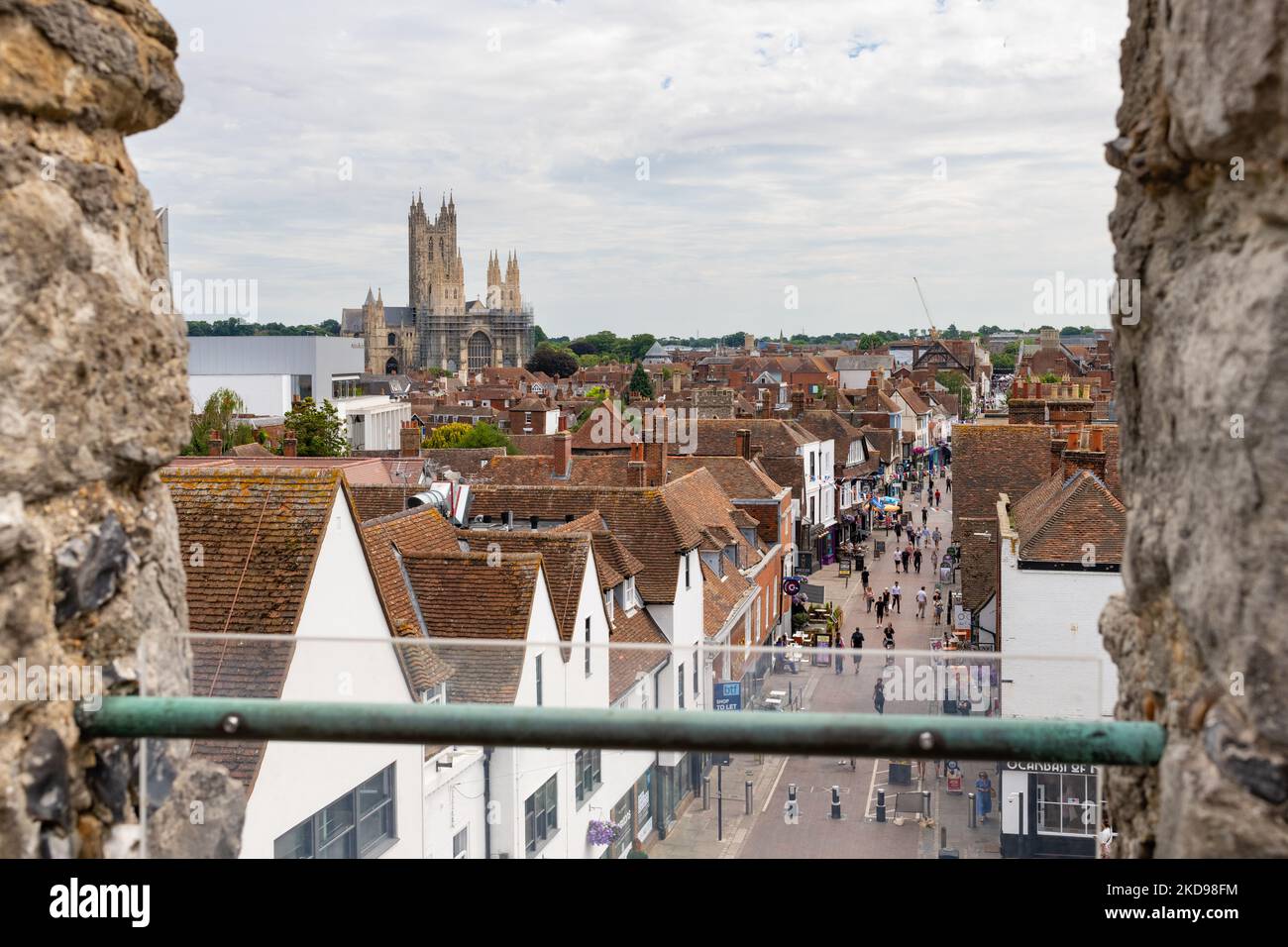 Vista di Canterbury High Street e della Cattedrale di Canterbury dalle Westgate Towers e dalla City Gaol, Canterbury, Kent, Inghilterra, Regno Unito Foto Stock