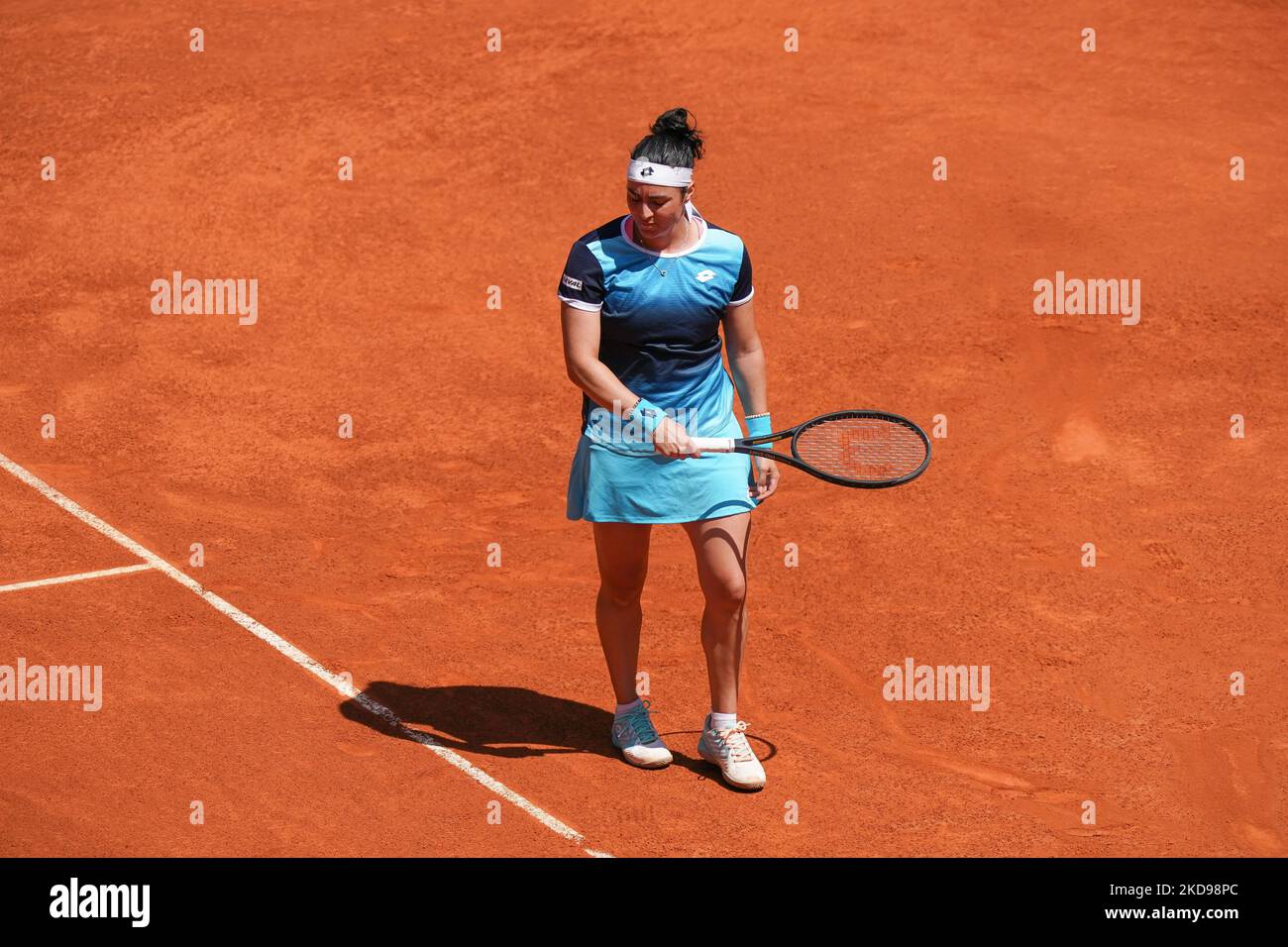 La Tunisia di Ons Jabeur juega contra Ekaterina Alexandrova della Russia durante il loro 2022 WTA Tour Madrid Open tennis torneo singolo semi-finale partita alla Caja Magica di Madrid il 5 maggio 2022. spagna (Foto di Oscar Gonzalez/NurPhoto) Foto Stock