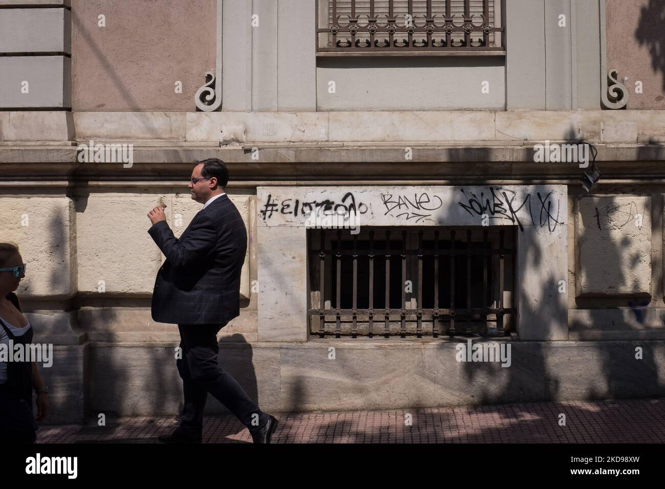 Un uomo mangia cioccolato nel centro di Atene, in Grecia, il 5 maggio 2022. (Foto di Nikolas Kokovlis/NurPhoto) Foto Stock