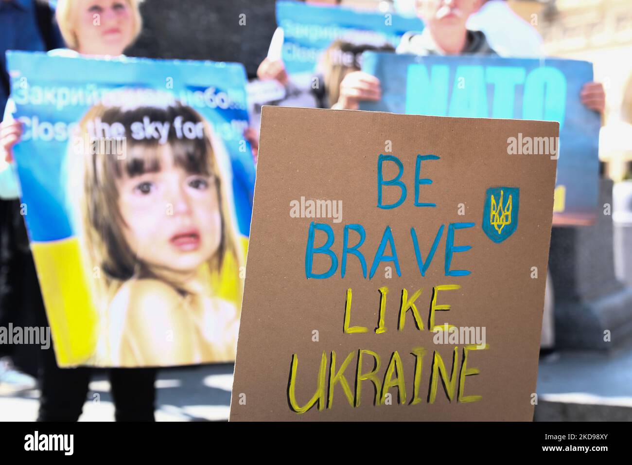 Gli striscioni sono visti durante una protesta a Cracovia, in Polonia, il 5 maggio 2022. La gente si riunisce in solidarietà con l'Ucraina e chiede alla NATO di chiudere il cielo sull'Ucraina. (Foto di Jakub Porzycki/NurPhoto) Foto Stock