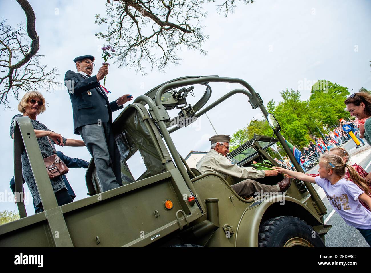 Un veterano della seconda guerra mondiale sta allietando il pubblico dalla cima di un camion militare, durante la parata di liberazione che si è tenuta nuovamente a Wageningen, il 5th maggio 2022. (Foto di Romy Arroyo Fernandez/NurPhoto) Foto Stock