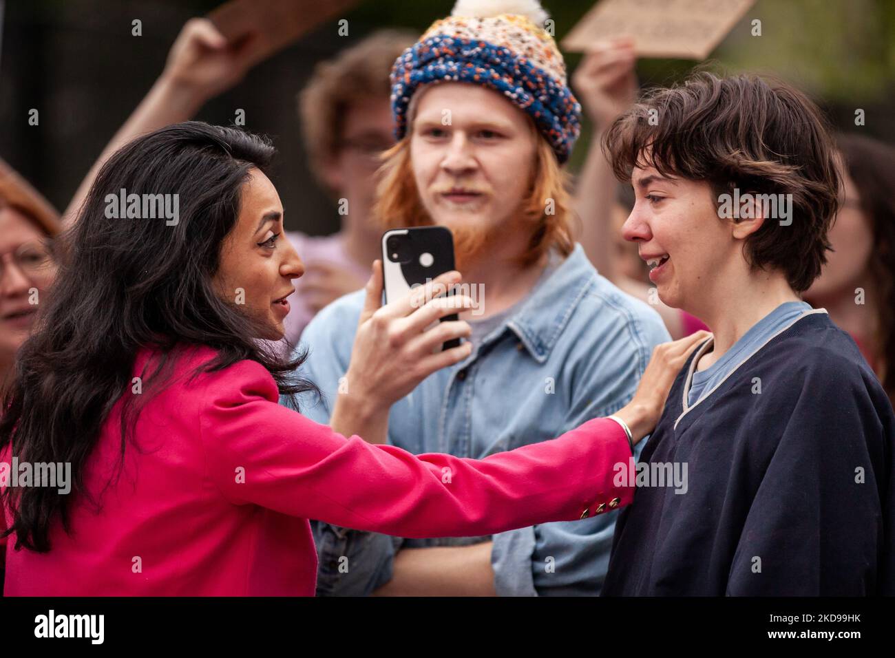 Victoria Virasingh, candidata al Congresso democratico nel 8th° distretto della Virginia, parla con una donna che aveva appena condiviso un'esperienza personale traumatica con altri manifestanti pro-scelta della Corte Suprema. Il rally è stato uno dei tanti eventi a favore della scelta alla Corte Suprema da quando un progetto di parere trapelato in Dobbs contro JWHO ha rivelato che i giudici hanno votato per rovesciare Roe contro Wade e revocare il diritto federale di accesso all'aborto. (Foto di Allison Bailey/NurPhoto) Foto Stock