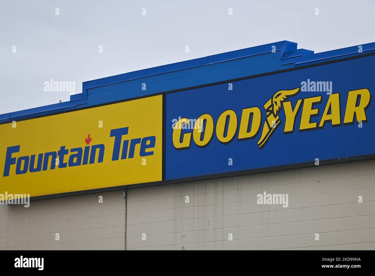 Loghi di Fountain Tire e Goodyear (Goodyear Tire and Rubber Company). Giovedì 5 maggio 2022, a Edmonton, Alberta, Canada. (Foto di Artur Widak/NurPhoto) Foto Stock