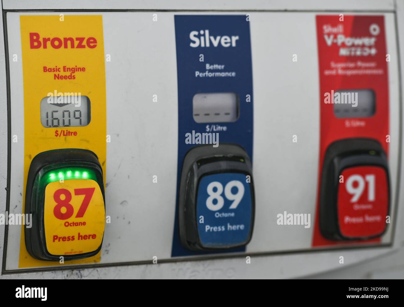 Un display della pompa presso la pompa di benzina a pagamento a Edmonton. Giovedì 5 maggio 2022, a Edmonton, Alberta, Canada. (Foto di Artur Widak/NurPhoto) Foto Stock