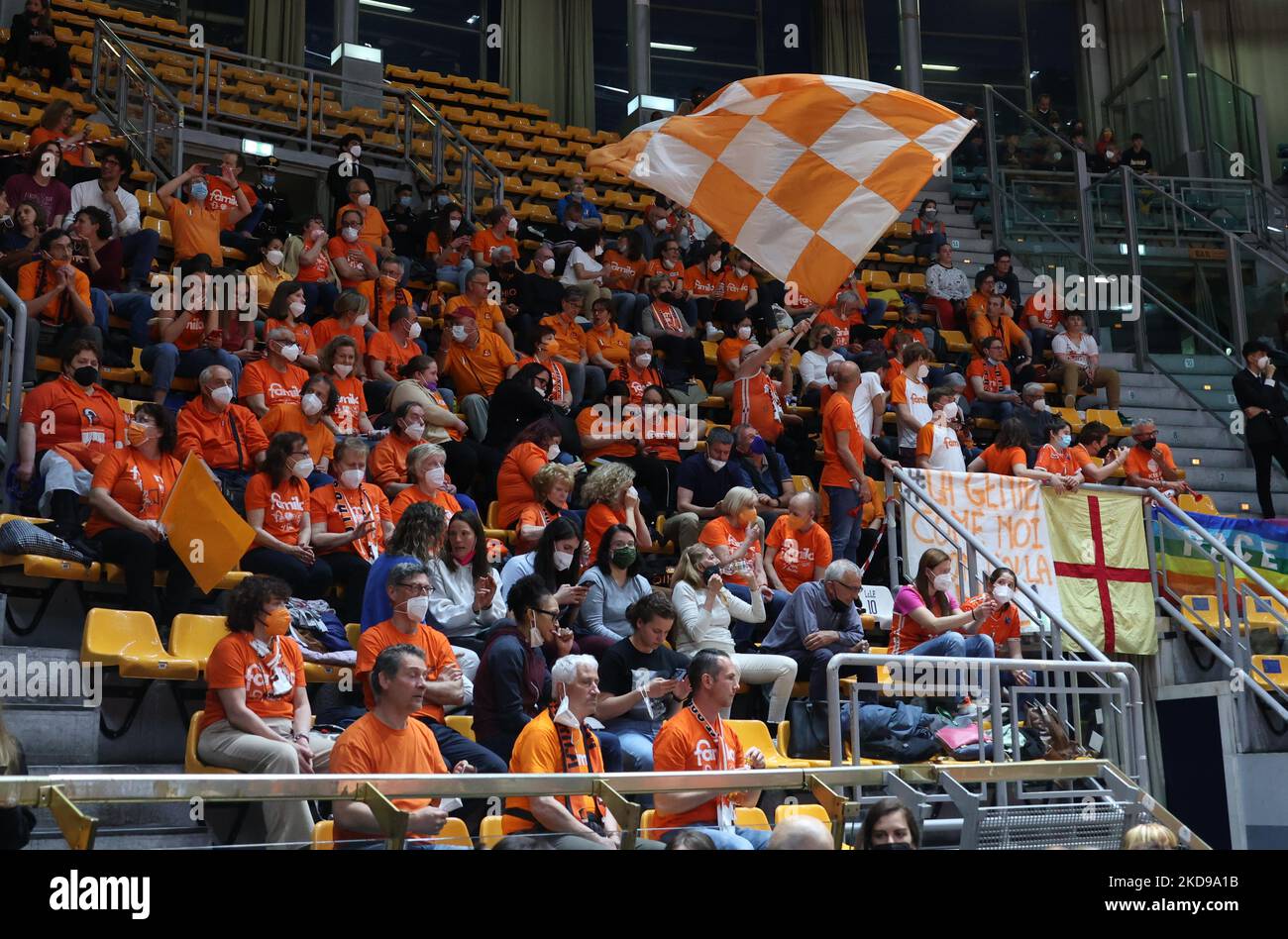 Famila Schio Basket tifosi durante la finale di gioco 4 del campionato italiano di basket femminile del playoff della serie A1 Virtus Segafredo Bologna vs. Famila Schio al Paladozza Sports Palace di Bologna, il 05 maggio 2022.(Foto di Michele Nucci/LiveMedia/NurPhoto) Foto Stock