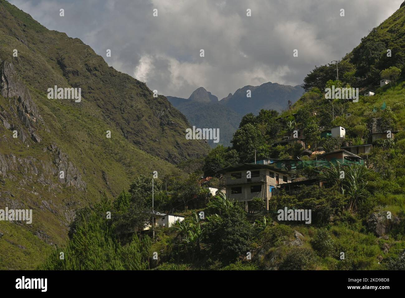 Montagne vicino alla centrale idroelettrica di Machu Picchu. Giovedì, 21 aprile 2022, a Santa Teresa, Cusco, Perù. (Foto di Artur Widak/NurPhoto) Foto Stock