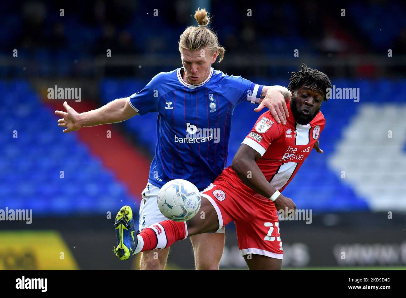 OLDHAM, REGNO UNITO. MAGGIO 7th il Carl Piergianni dell'Oldham Athletic si scaglia con Aramide Oteh del Crawley Town Football Club durante la partita della Sky Bet League 2 tra Oldham Athletic e Crawley Town al Boundary Park, Oldham, sabato 7th maggio 2022. (Foto di Eddie Garvey/MI News/NurPhoto) Foto Stock