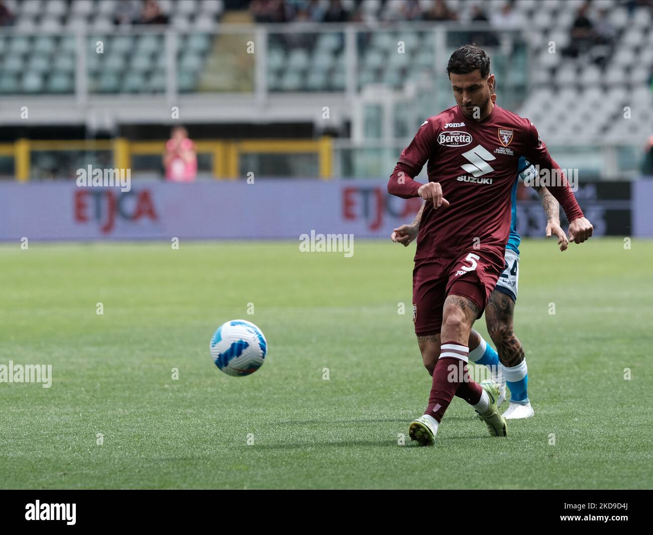 Armando Izzo durante la Serie A match tra Torino e Napoli, a Torino, il 7 maggio 2022 (Photo by Loris Roselli/NurPhoto) Foto Stock