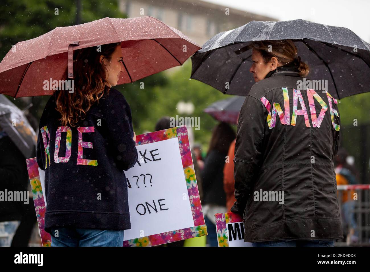 I dimostranti che indossano le etichette Roe e Wade assistono a un raduno per protestare contro la decisione preliminare trapelata dalla Corte Suprema di ribaltare Roe contro Wade, nonostante la pioggia fredda. (Foto di Allison Bailey/NurPhoto) Foto Stock