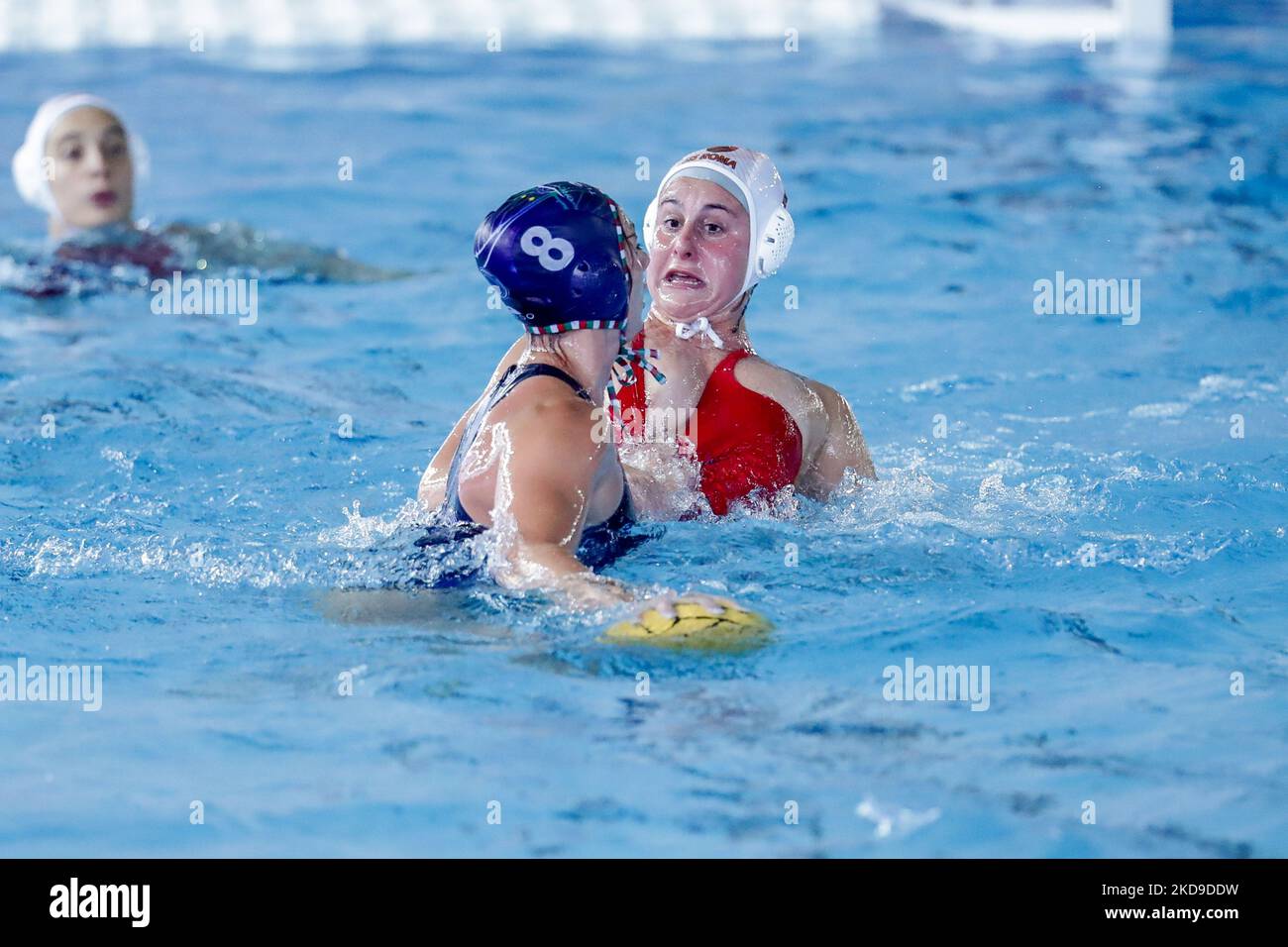 Domitilla Picozzi (SIS Roma) vs Claudia Marletta (Ekipe orizzonte) durante la Waterpolo Italian Series A1 Women Match Semifinal - SIS Roma vs Ekipe orizzonte il 07 maggio 2022 al Polo Acquatico Frecciarossa di Roma (Foto di Luigi Mariani/LiveMedia/NurPhoto) Foto Stock