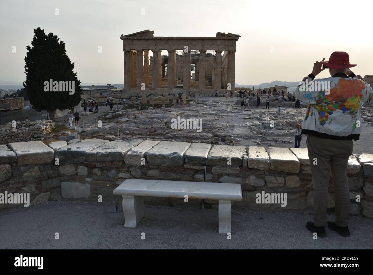 I turisti visitano l'Acropoli di Atene dopo la facilità delle misure contro COVID-19 in Grecia, il 7 maggio 2022. (Foto di Nicolas Koutsokostas/NurPhoto) Foto Stock