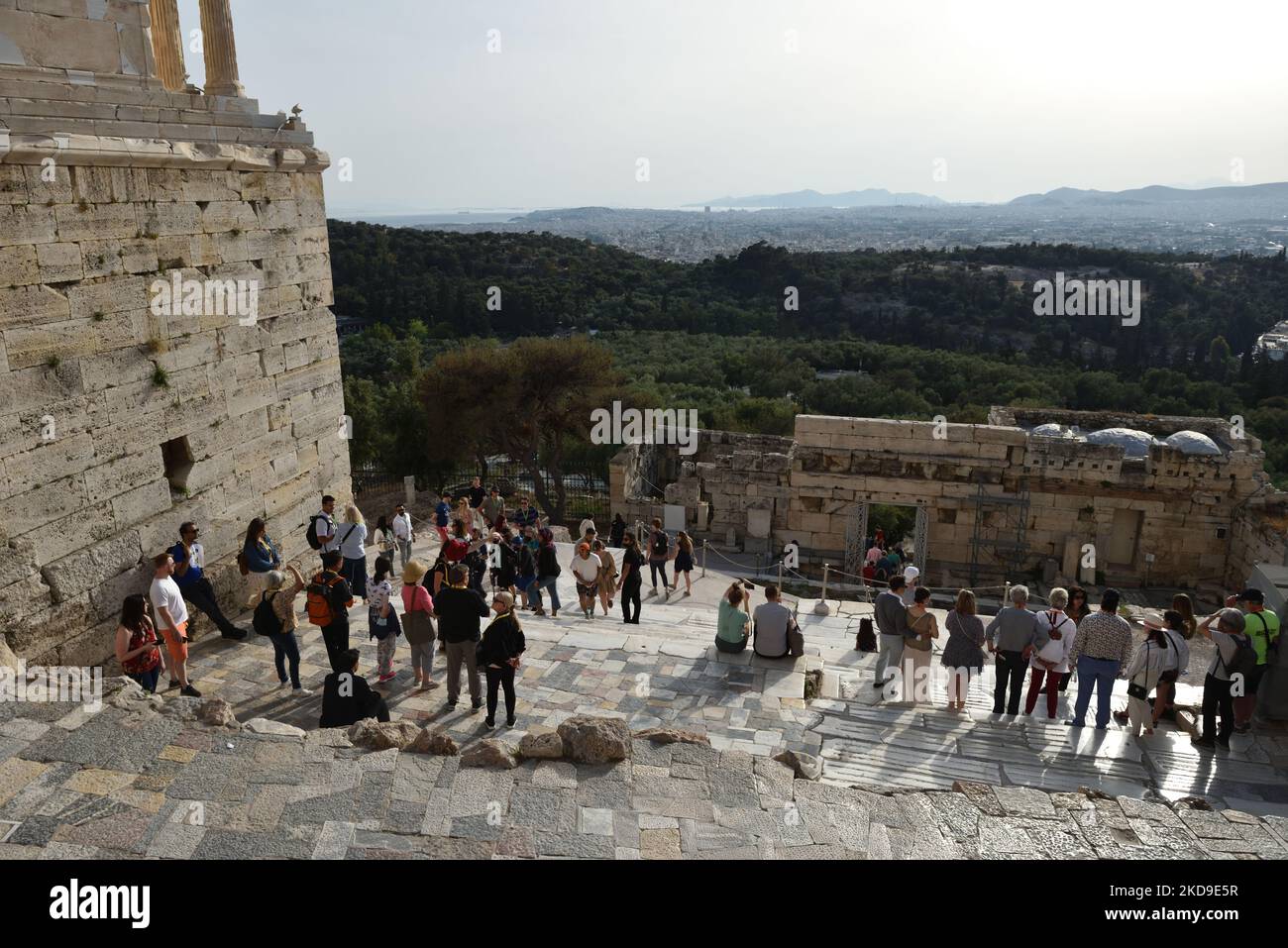 I turisti visitano l'Acropoli di Atene dopo la facilità delle misure contro COVID-19 in Grecia, il 7 maggio 2022. (Foto di Nicolas Koutsokostas/NurPhoto) Foto Stock