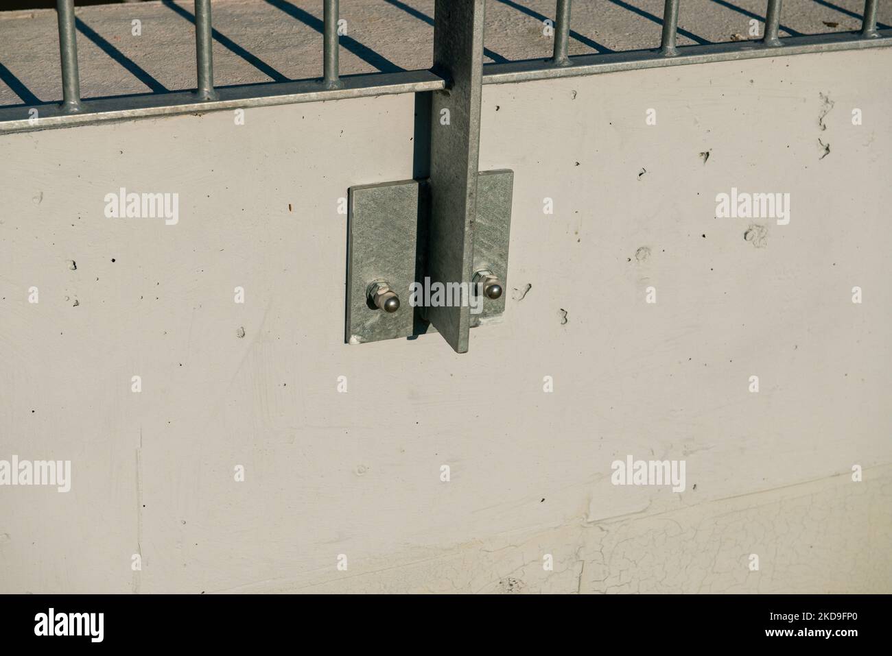 architettura: balaustra metallica a geometria lineare struttura metallica ancorata alla parete, per proteggere dalle cadute sotto il soppalco. Foto Stock