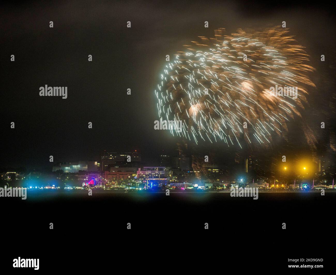 Sheerness, Kent, Regno Unito. 5th Nov 2022. Il Southend-on-Sea in Essex mostra fuochi d'artificio nella notte dei falò questa sera - nella foto di Sheerness, Kent (sull'altro lato dell'estuario del Tamigi). Credit: James Bell/Alamy Live News Foto Stock