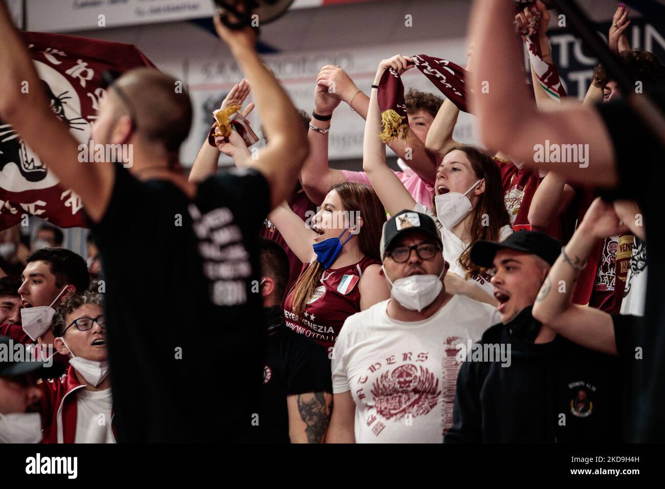 Tifosi di Reyer durante il Campionato Italiano Basket A Serie Umana Reyer Venezia vs A X Armani Exchange Milano il 08 maggio 2022 al Taliercio di Venezia (Photo by Mattia Radoni/LiveMedia/NurPhoto) Foto Stock