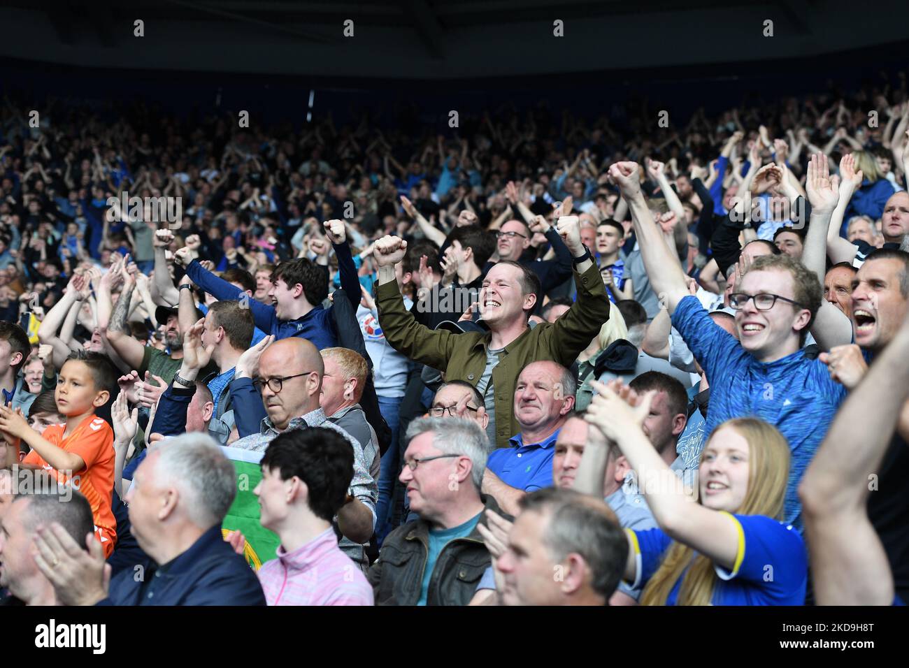 I sostenitori di Everton celebrano la vittoria durante la partita della Premier League tra Leicester City ed Everton al King Power Stadium di Leicester domenica 8th maggio 2022. (Foto di Jon Hobley/MI News/NurPhoto) Foto Stock
