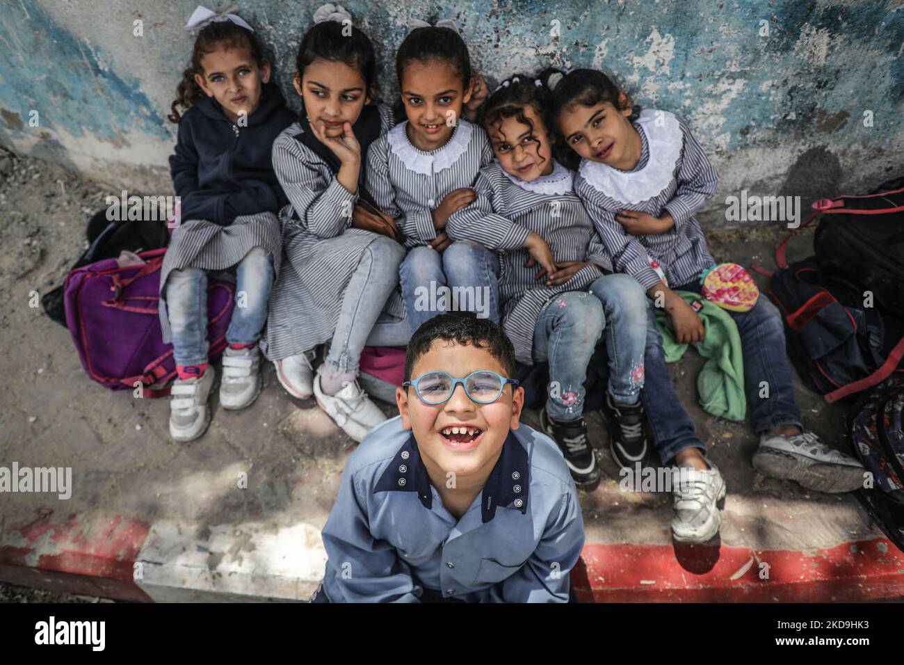 Le ragazze della scuola palestinesi aspettano che il loro scuolabus tornino a casa, a Gaza City il 9 maggio 2022. (Foto di Majdi Fathi/NurPhoto) Foto Stock