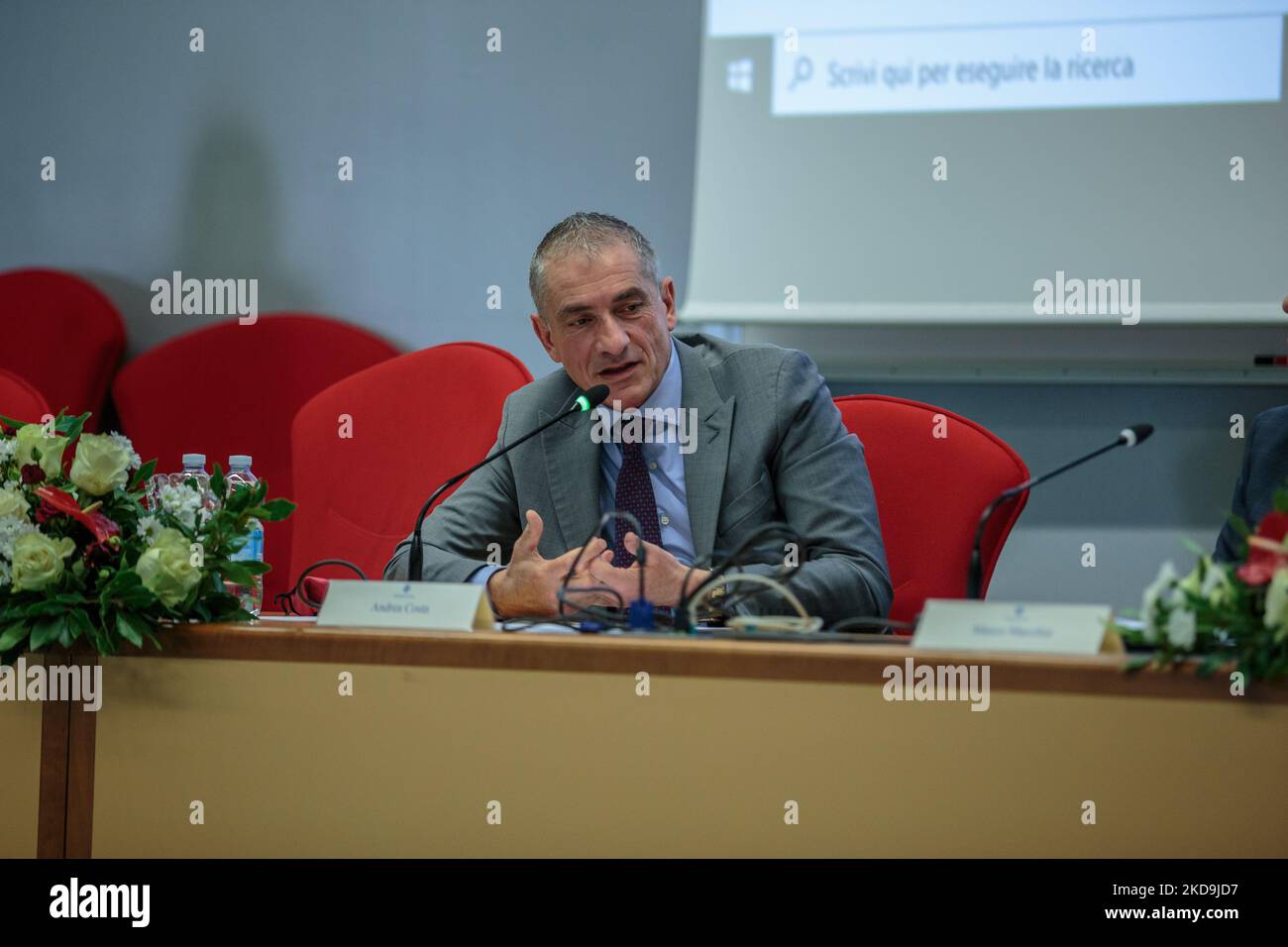 Il Sottosegretario di Stato alla Salute, Andrea Costa, incontra gli studenti dell'Area di Medicina e Farmacia presso l'Università di Pisa il 9 maggio 2022. L'evento dal titolo "l'esperienza di Covid e le sfide del futuro: Il ruolo dei giovani nel Servizio sanitario Nazionale è finalizzato a parlare delle prospettive per i futuri laureati nel settore delle scienze della vita e del Servizio sanitario Nazionale" (Foto di Enrico Mattia del Punta/NurPhoto) Foto Stock