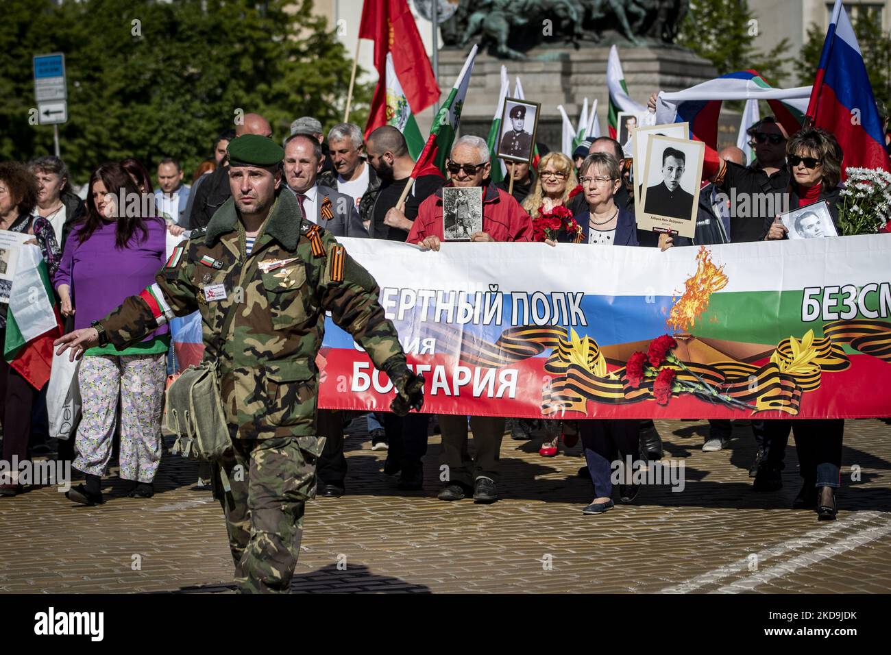 La gente tiene bandiere e ritratti russi davanti al monumento dell'esercito sovietico durante le celebrazioni della Giornata della Vittoria a Sofia, Bulgaria, 09 maggio 2022. La Bulgaria fu alleata della Germania nazista fino al 1944, ma si unì alla coalizione anti-nazista dopo l'arrivo dell'esercito sovietico. Il giorno della vittoria segna la vittoria dell'Unione Sovietica sulla Germania nazista nella seconda guerra mondiale (Foto di Georgi Paleykov/NurPhoto) Foto Stock