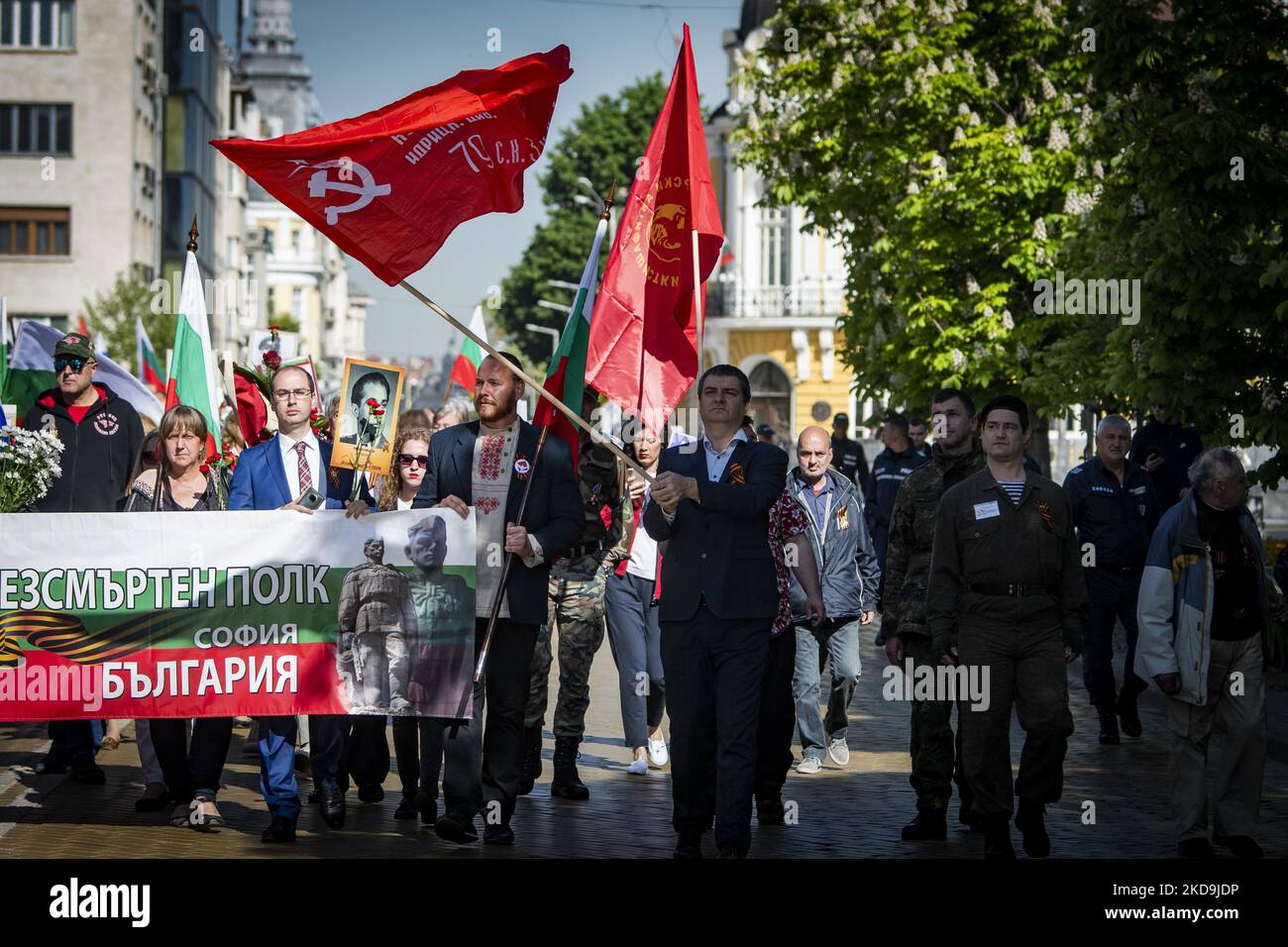 La gente tiene bandiere e ritratti russi davanti al monumento dell'esercito sovietico durante le celebrazioni della Giornata della Vittoria a Sofia, Bulgaria, 09 maggio 2022. La Bulgaria fu alleata della Germania nazista fino al 1944, ma si unì alla coalizione anti-nazista dopo l'arrivo dell'esercito sovietico. Il giorno della vittoria segna la vittoria dell'Unione Sovietica sulla Germania nazista nella seconda guerra mondiale (Foto di Georgi Paleykov/NurPhoto) Foto Stock